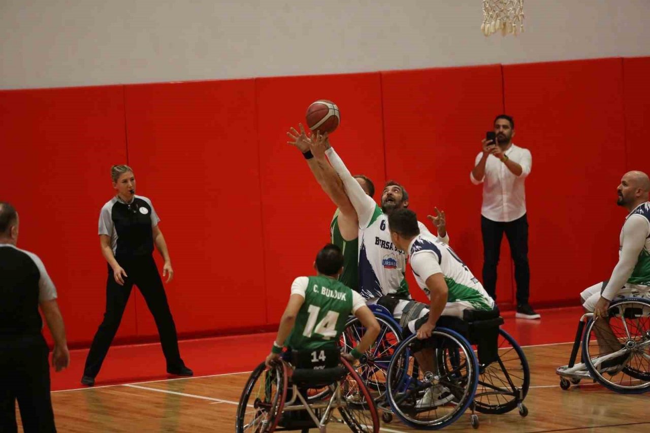 Büyükşehir sporda zirveye oynuyor