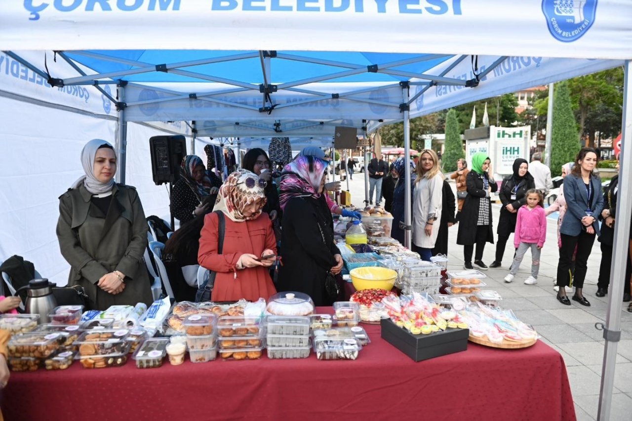 Kadın kültür merkezi kursiyerleri stant açtı