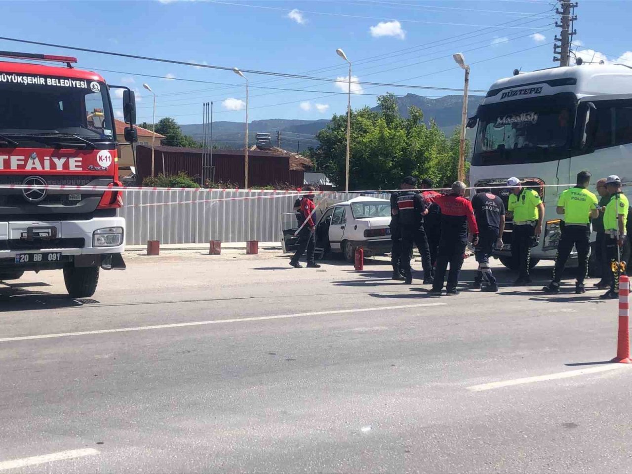 Tırın çarptığı otomobildeki yaşlı çifti ölüm ayırdı