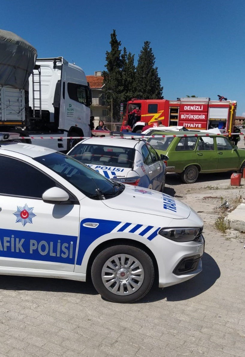 Tırın çarptığı otomobildeki yaşlı çifti ölüm ayırdı