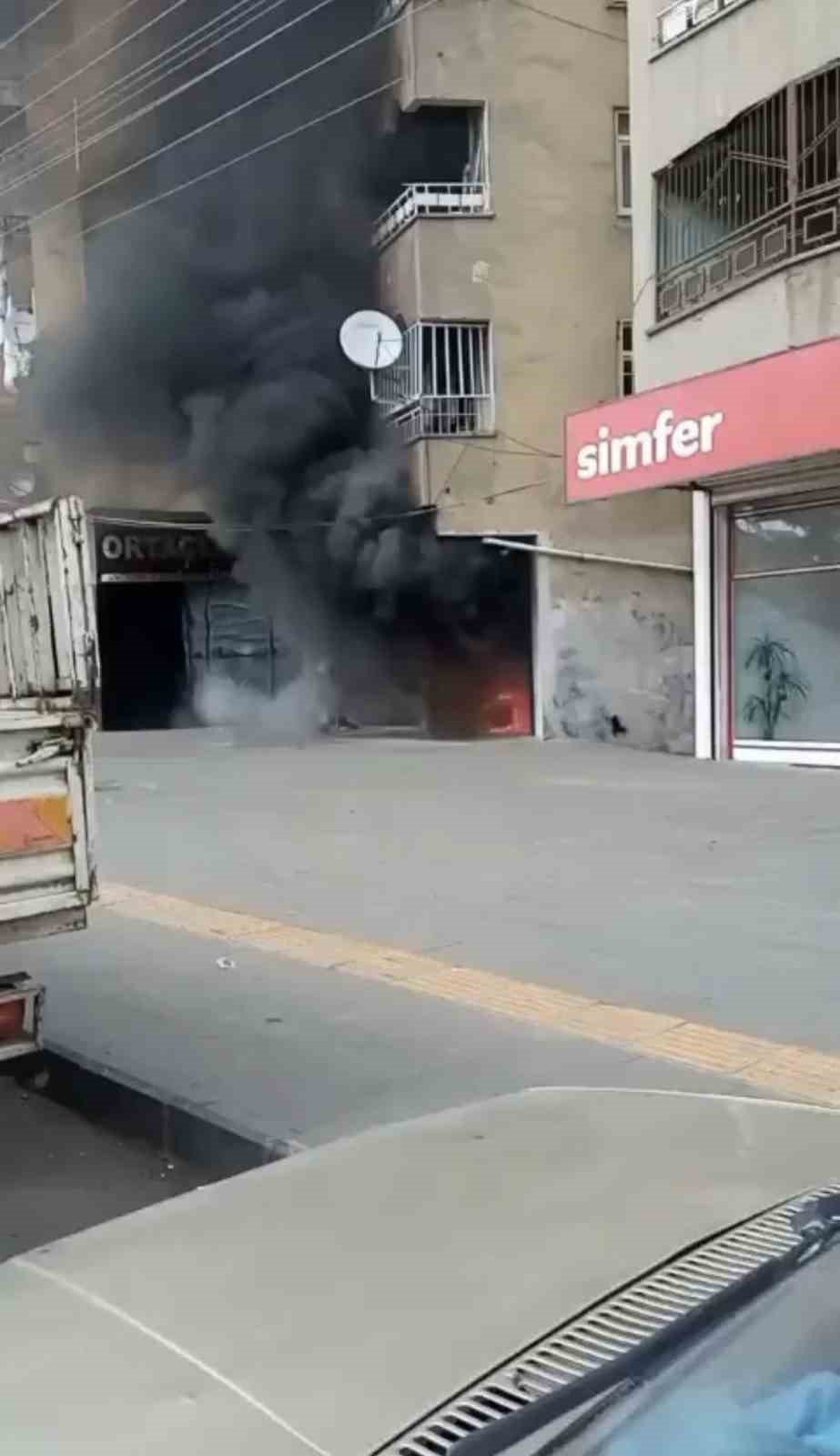 Motosiklet dükkanı cayır cayır yandı: O anlar kameraya yansıdı