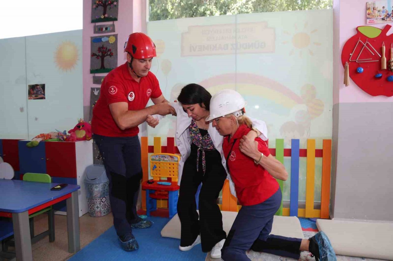 Miniklere deprem eğitimi verildi