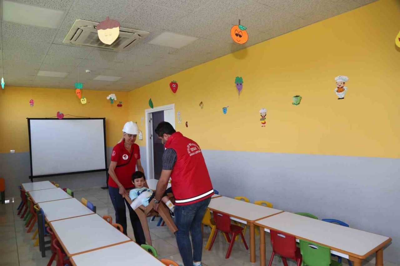 Miniklere deprem eğitimi verildi