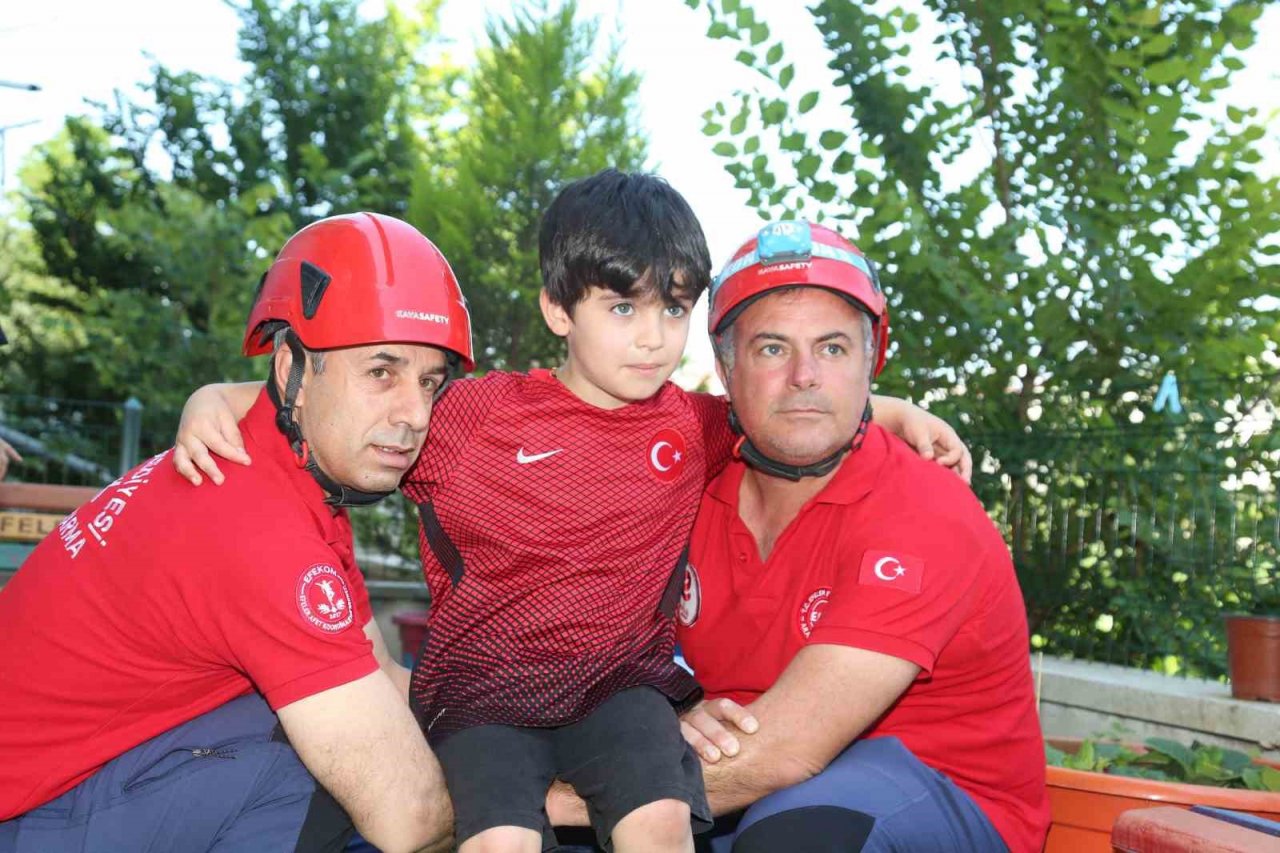 Miniklere deprem eğitimi verildi