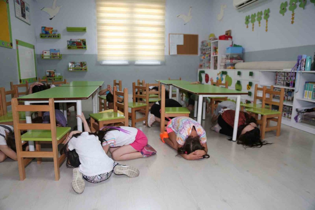 Miniklere deprem eğitimi verildi