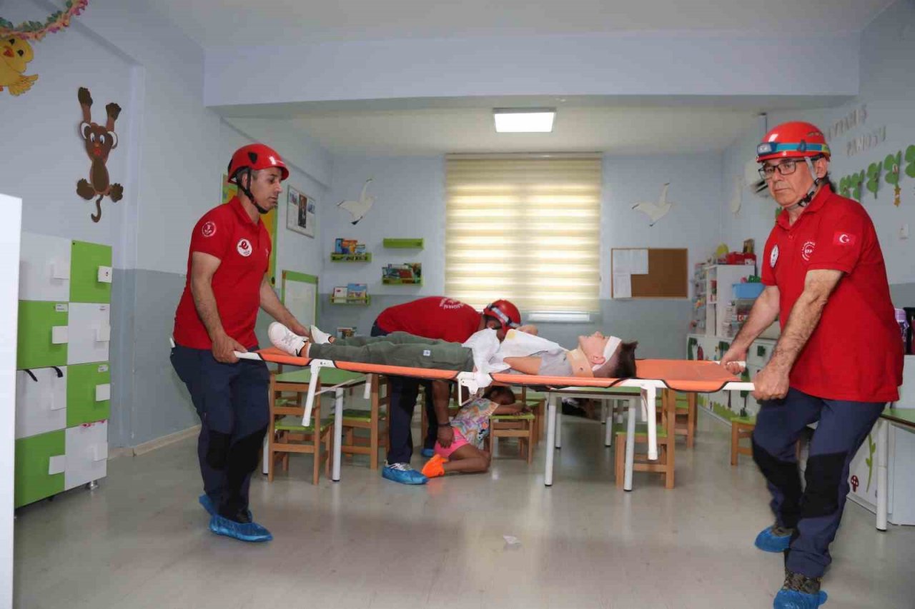 Miniklere deprem eğitimi verildi