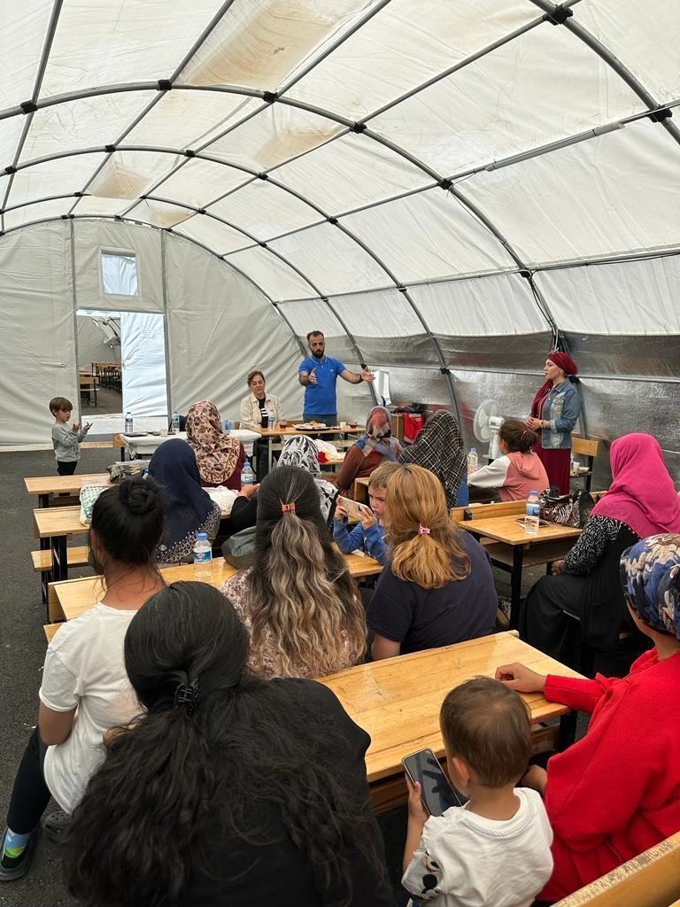 Depremzede kadınların yaptıkları ürünler, gelire dönüşüyor