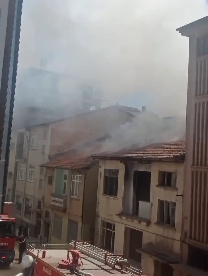 Elazığ’da çatı yangını, büyümeden söndürüldü