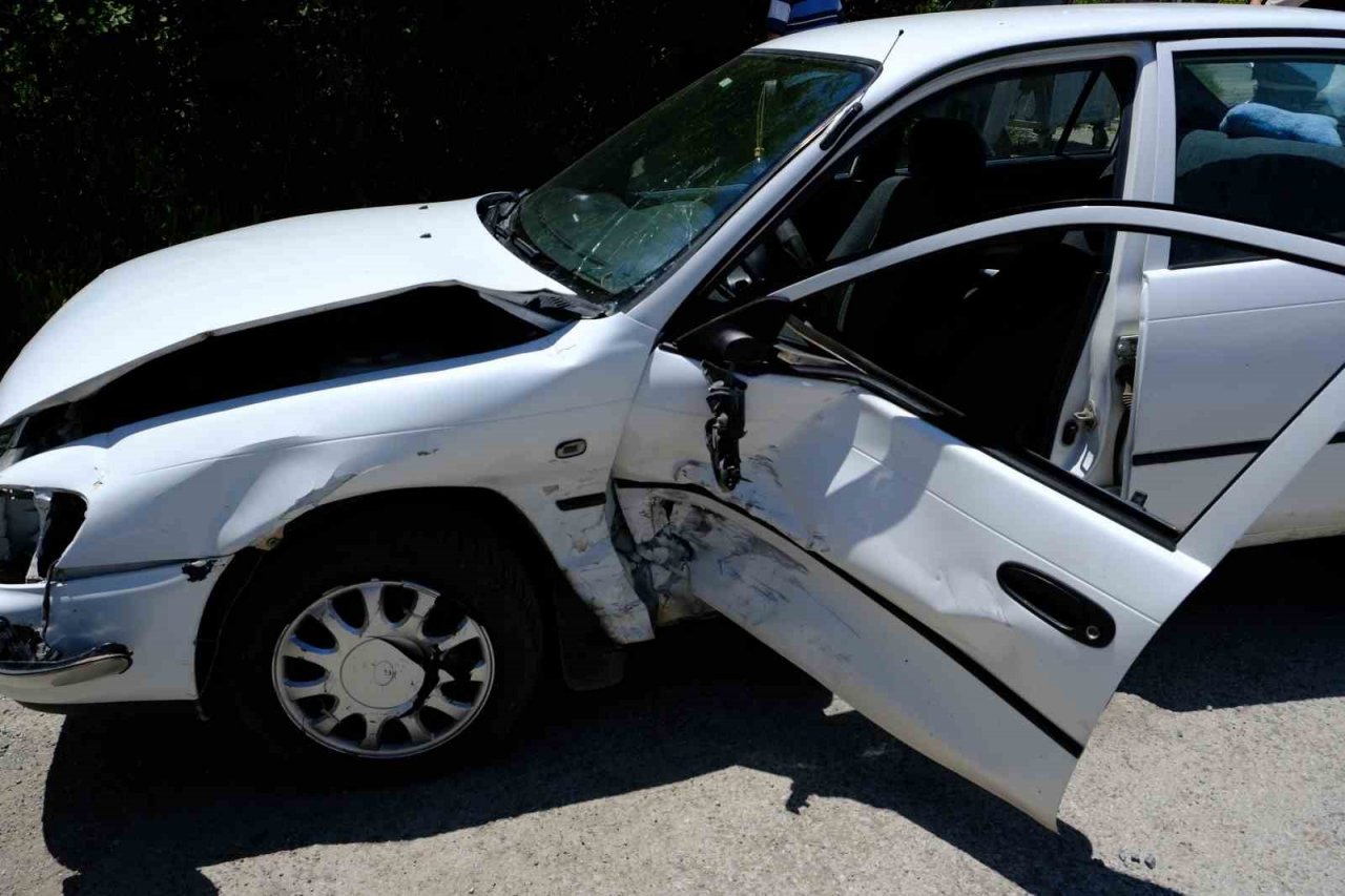 Erzincan’da iki ayrı trafik kazasında 6 kişi yaralandı