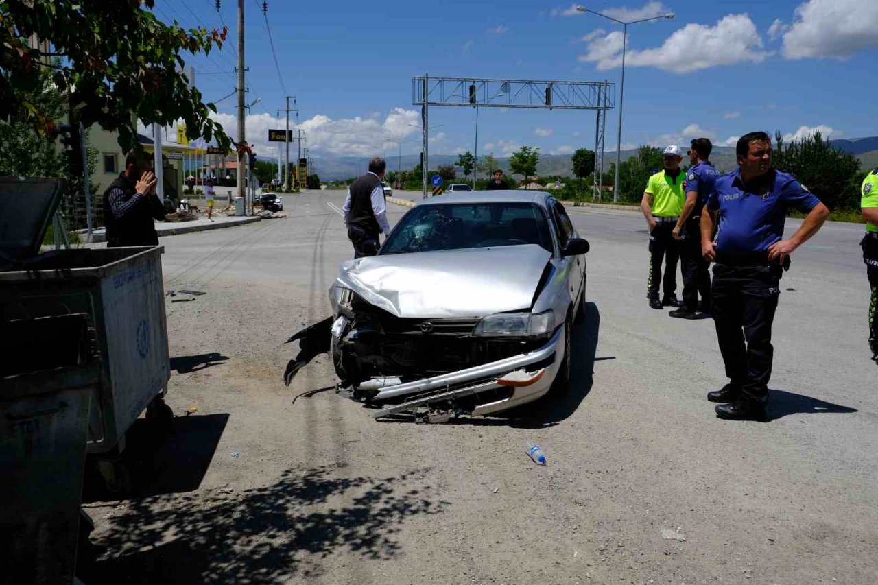 Erzincan’da iki ayrı trafik kazasında 6 kişi yaralandı