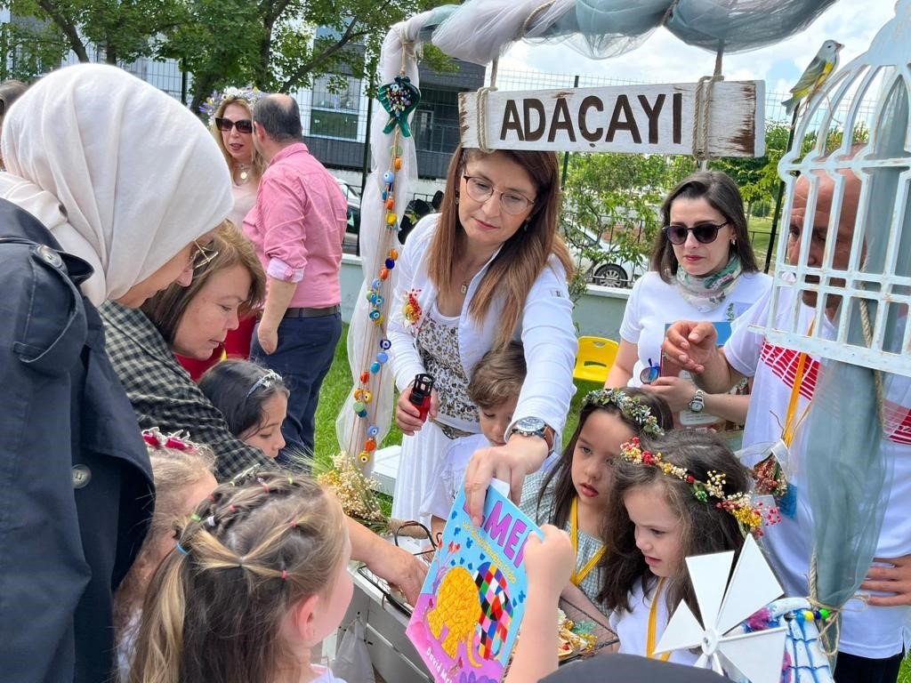 Minik ellerin hazırladığı ürünler kitapla takas yapıldı