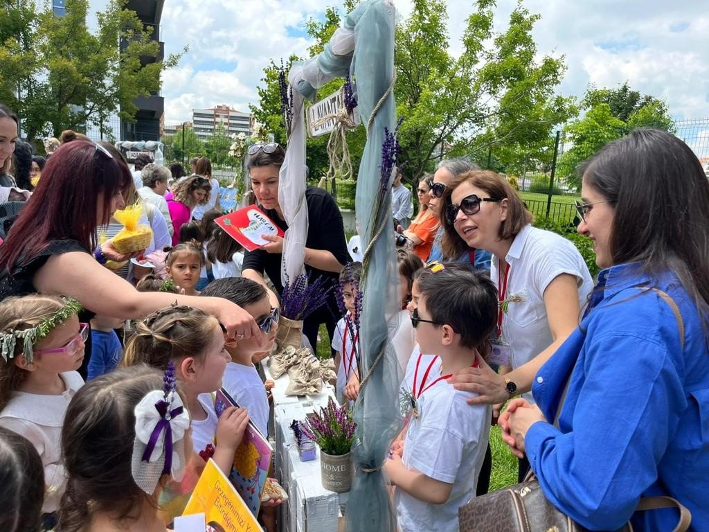 Minik ellerin hazırladığı ürünler kitapla takas yapıldı