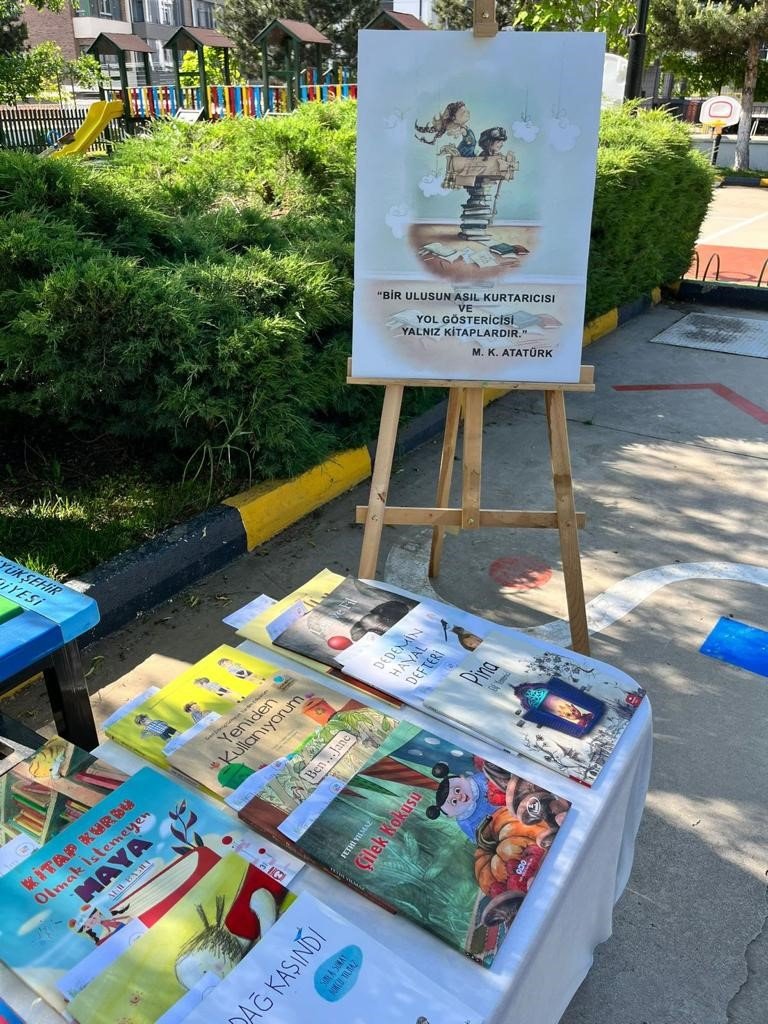 Minik ellerin hazırladığı ürünler kitapla takas yapıldı