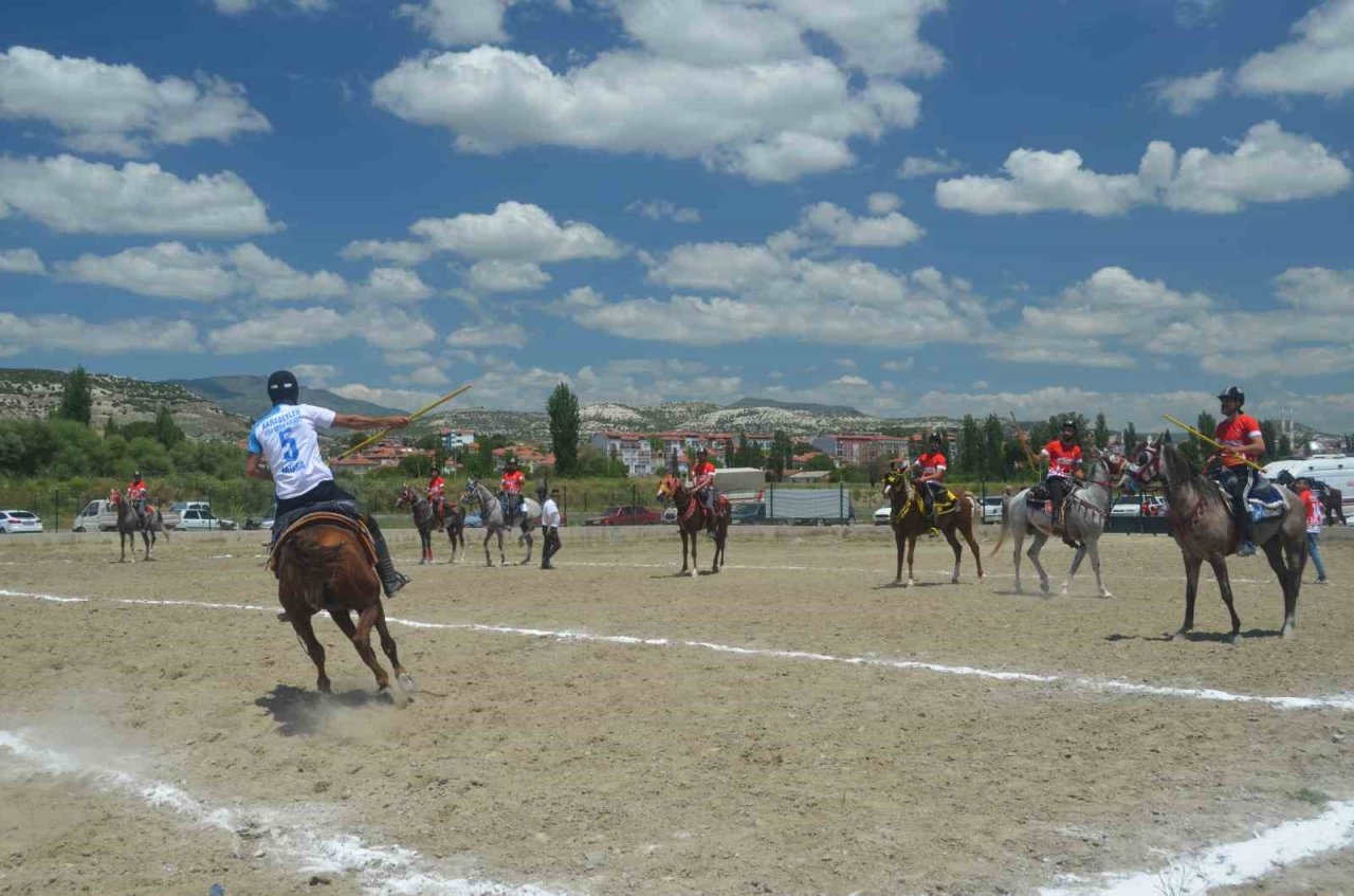 Atlı cirit heyecanı Selendi’de başladı