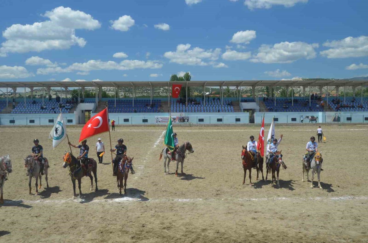Atlı cirit heyecanı Selendi’de başladı