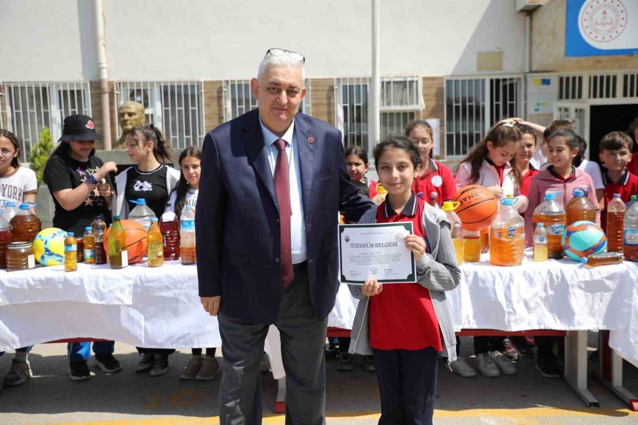 Gemlik’te duyarlı öğrenciler körfezin kirlenmesini önlüyor