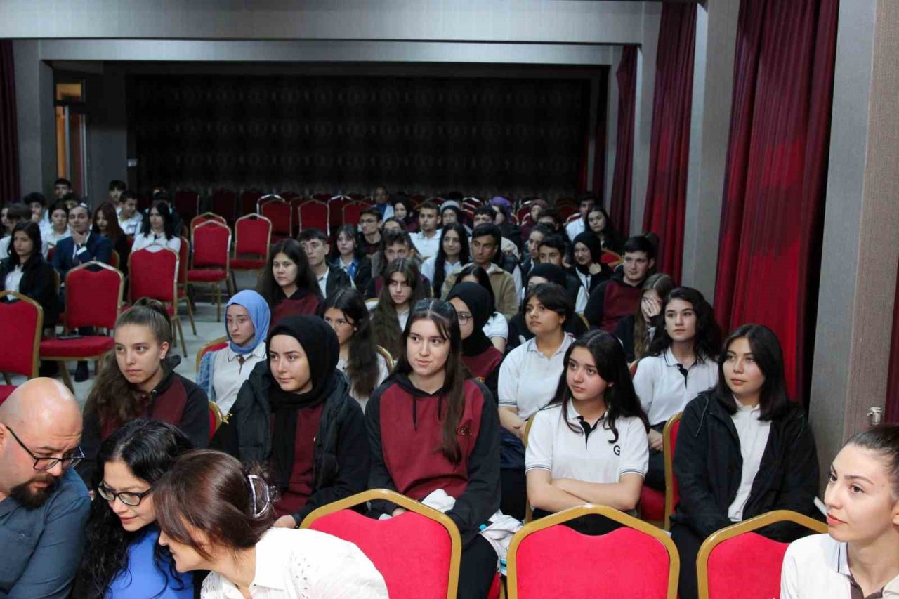 Gençlere tecrübelerini anlattı