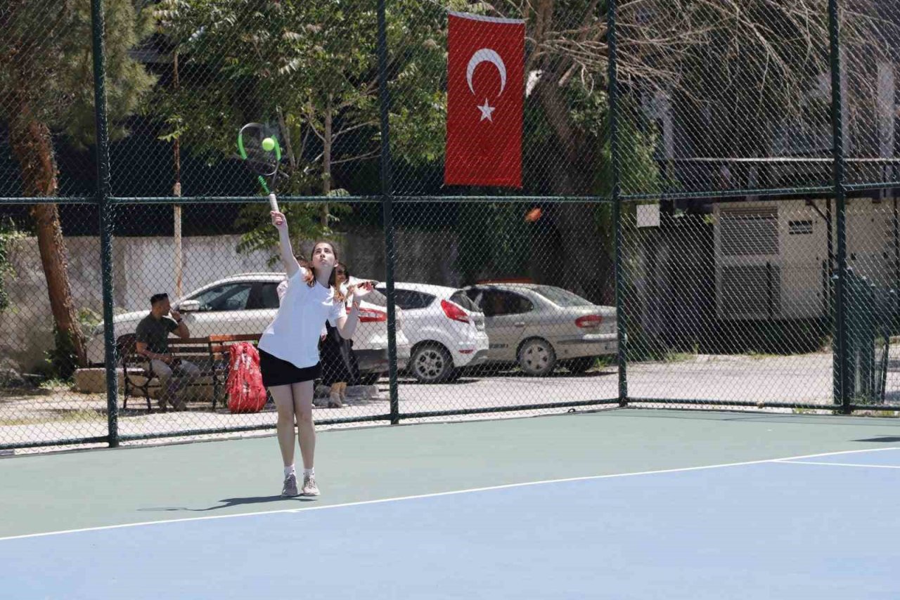 Okul Sporları Yıldızlar Tenis Türkiye Şampiyonası Demirci’de başladı