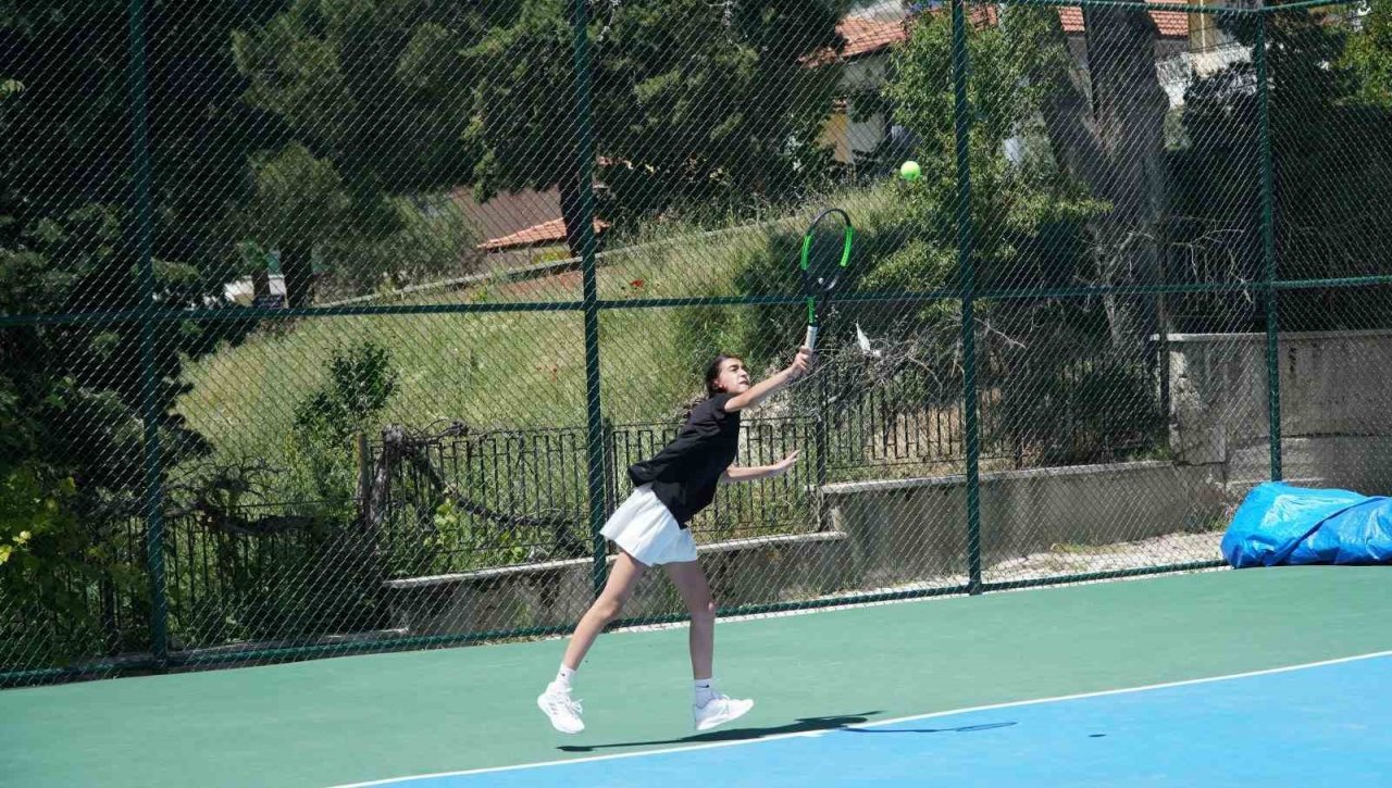 Okul Sporları Yıldızlar Tenis Türkiye Şampiyonası Demirci’de başladı