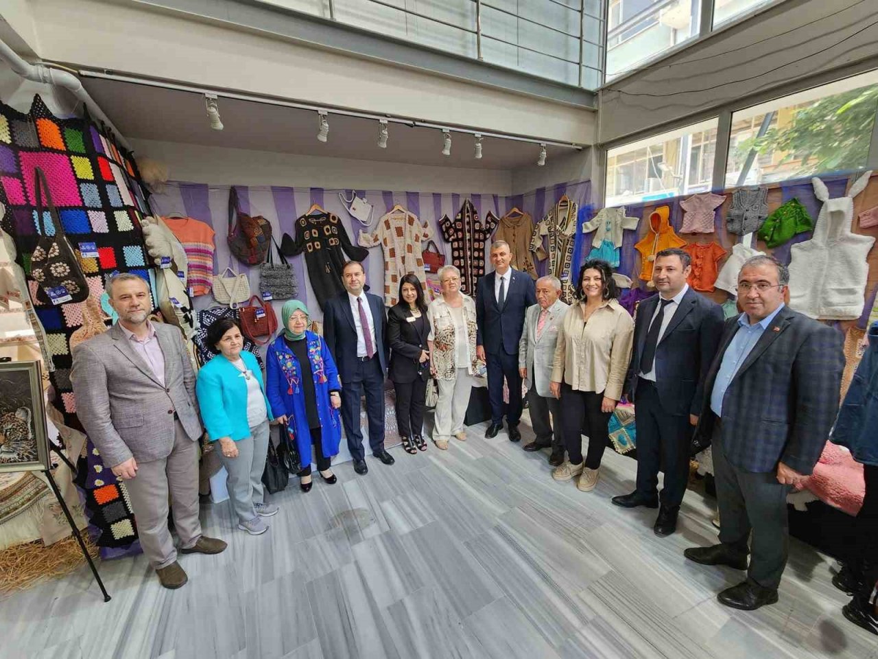 Kursiyerler el emeklerini sergiliyor