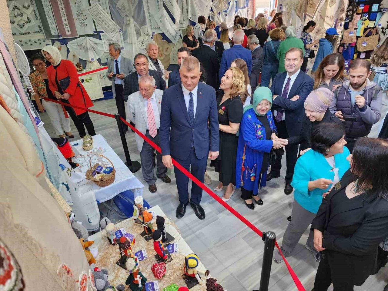 Kursiyerler el emeklerini sergiliyor