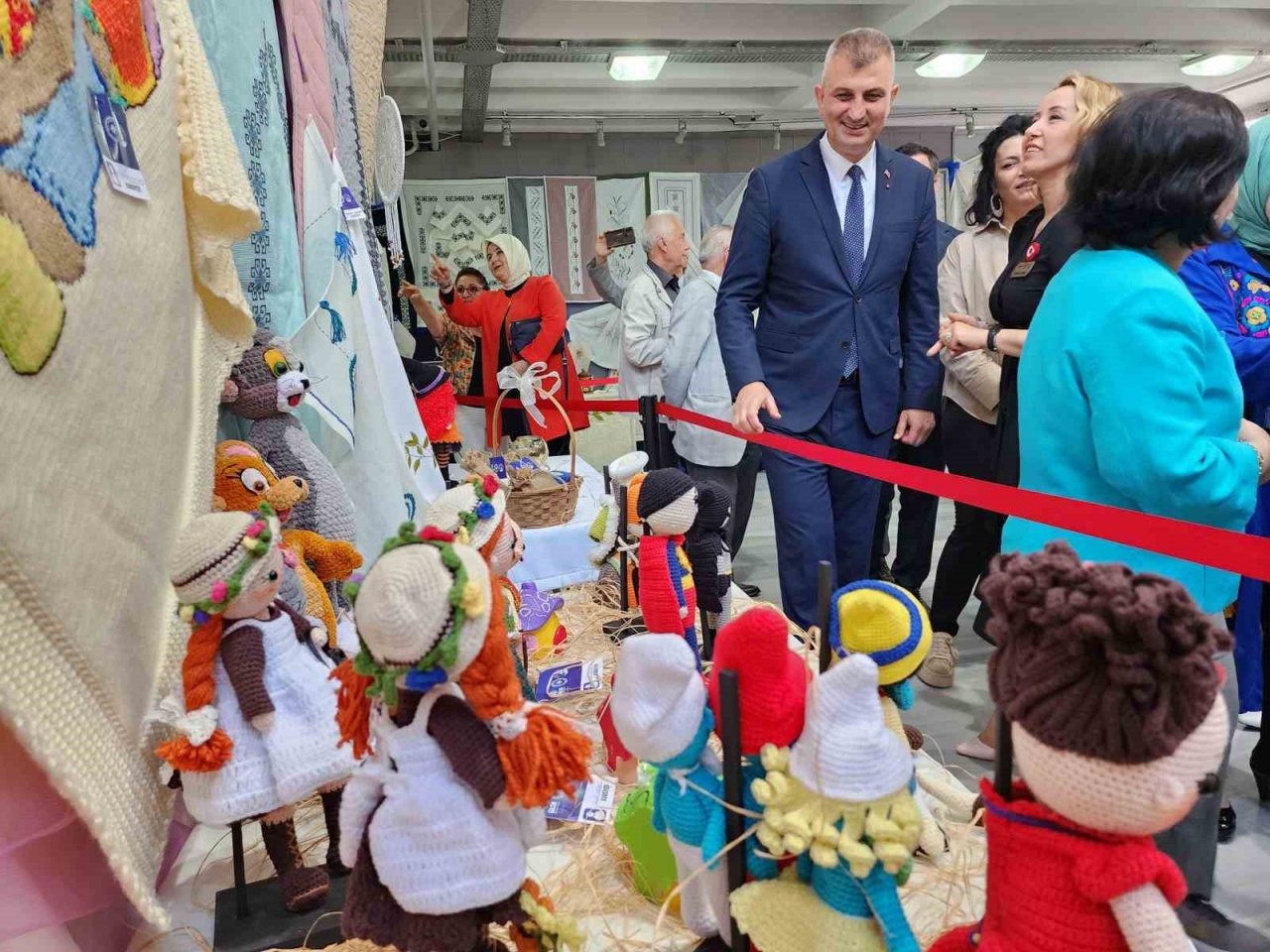 Kursiyerler el emeklerini sergiliyor