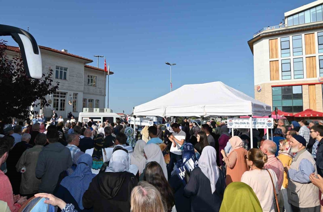 Yalova’da hacı adayları dualarla uğurlandı