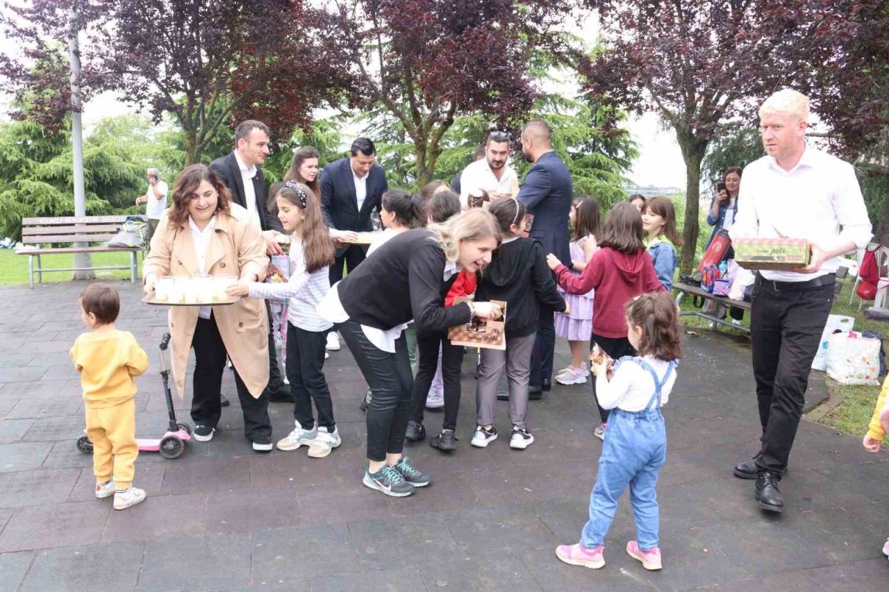 Miniklere limonata ve kek ikram edildi