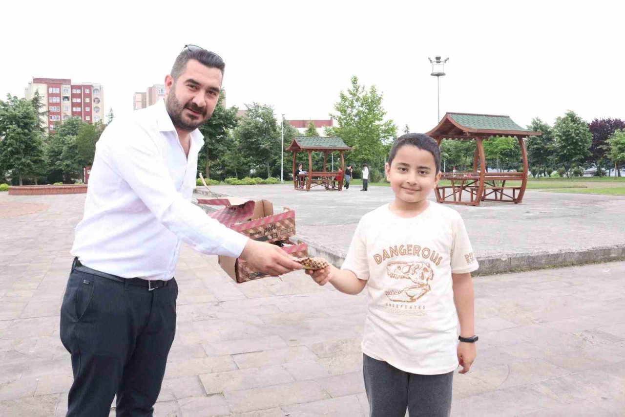 Miniklere limonata ve kek ikram edildi