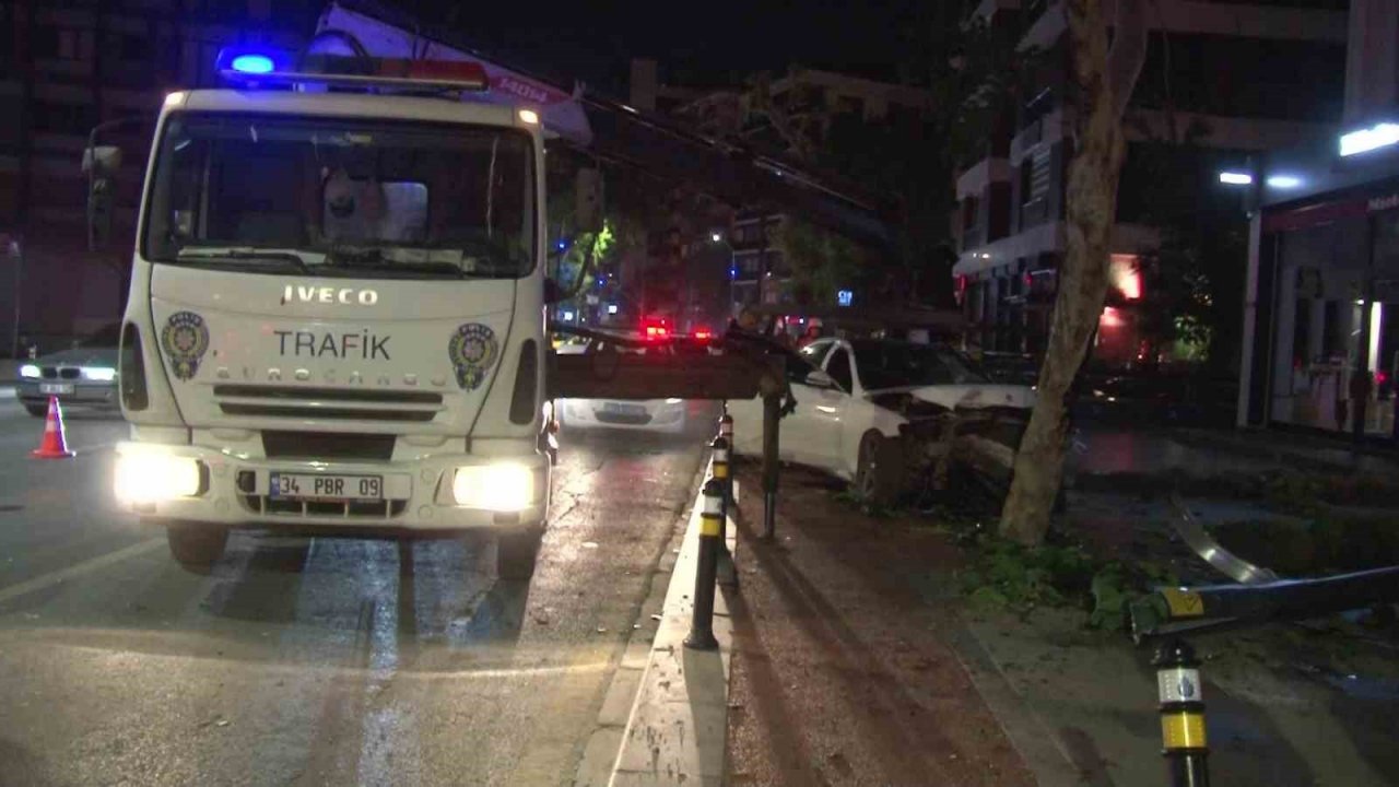 Kadıköy’de kontrolden çıkan araç kaldırımdaki ağaca çarptı: 1 yaralı