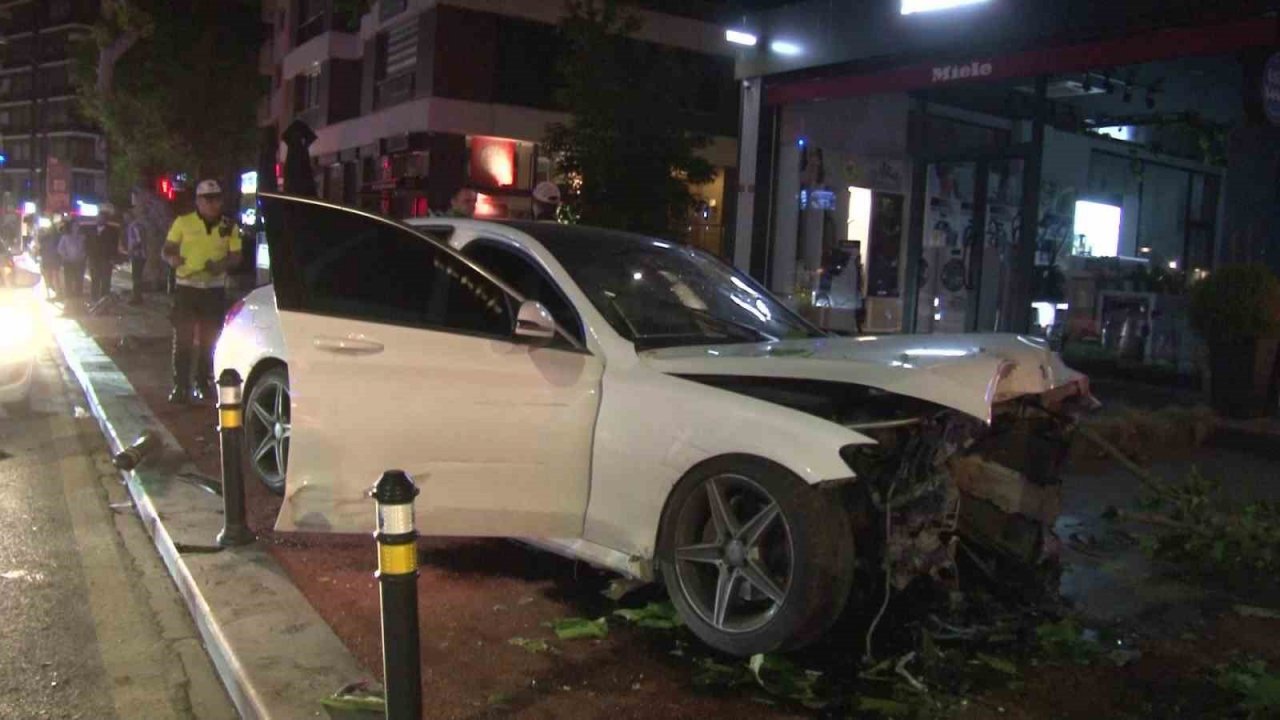 Kadıköy’de kontrolden çıkan araç kaldırımdaki ağaca çarptı: 1 yaralı