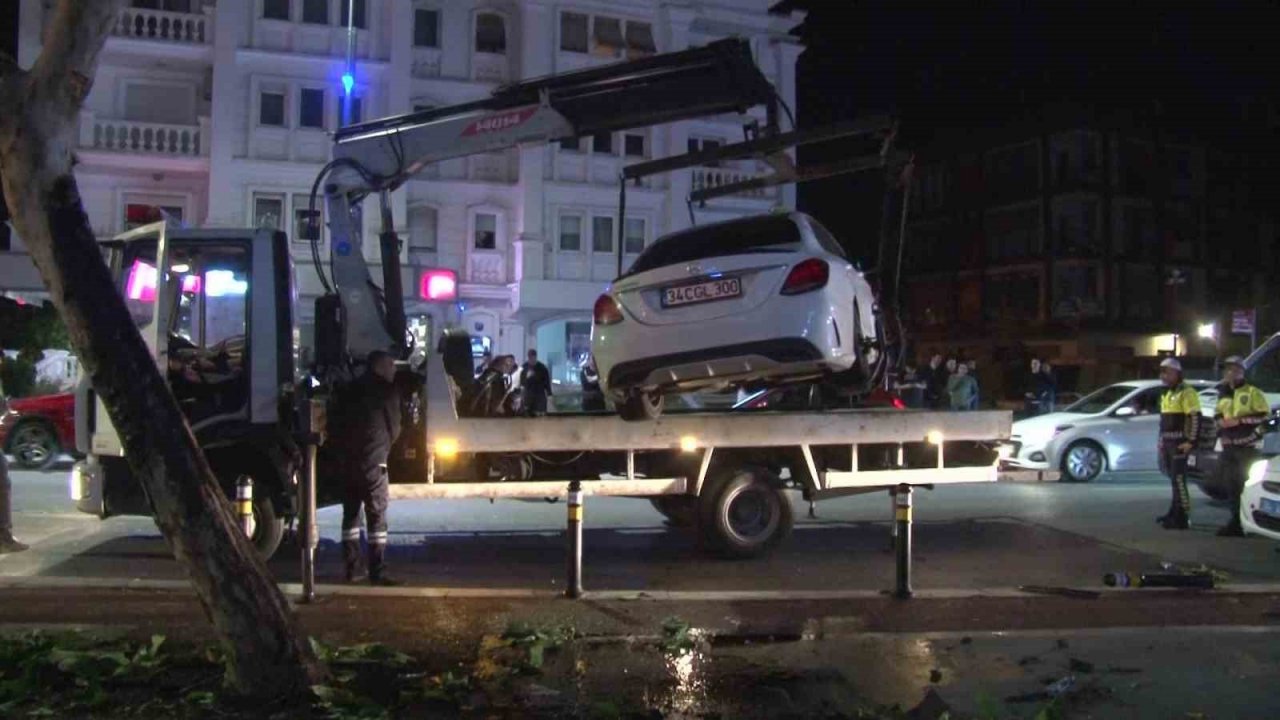 Kadıköy’de kontrolden çıkan araç kaldırımdaki ağaca çarptı: 1 yaralı
