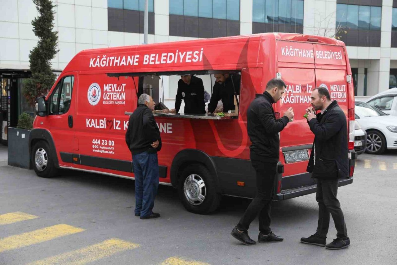 Kağıthane’de semt pazarlarına sıcak ikramlar bulunuyor