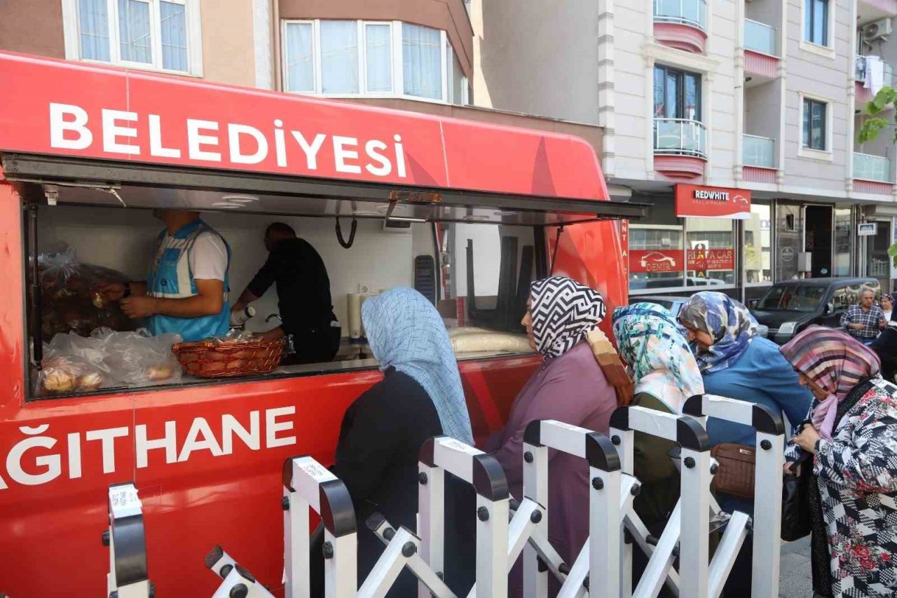 Kağıthane’de semt pazarlarına sıcak ikramlar bulunuyor