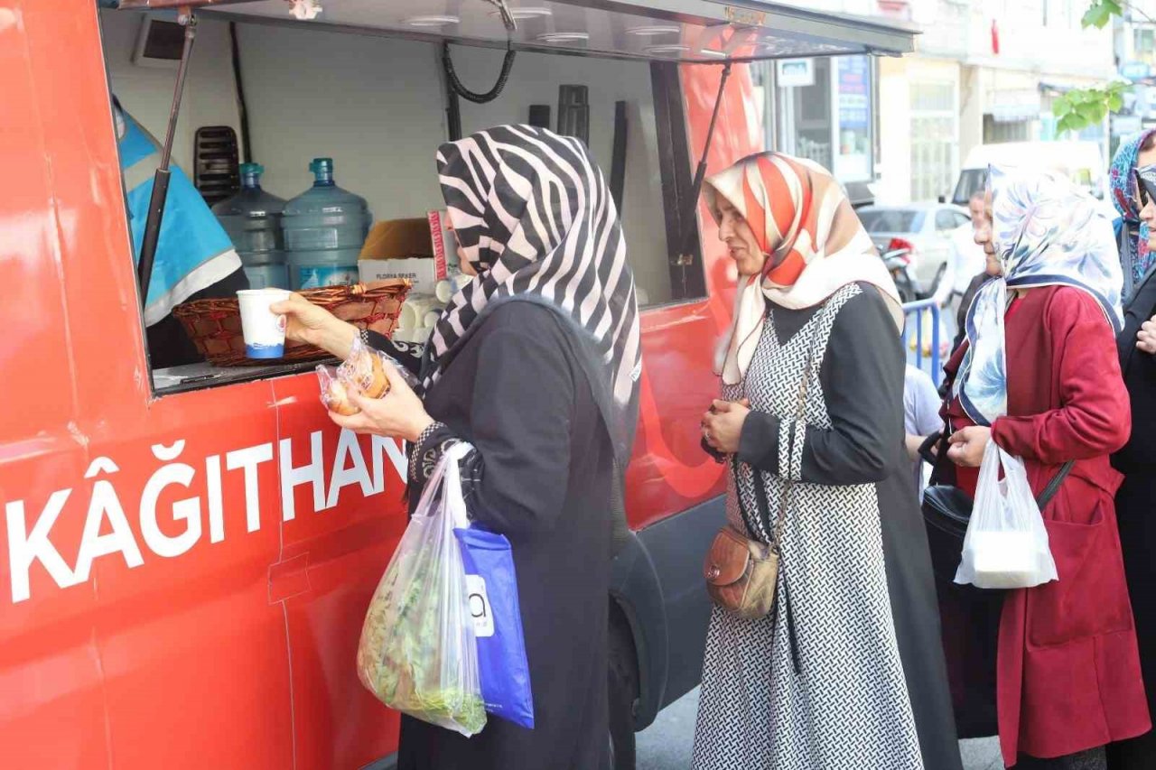 Kağıthane’de semt pazarlarına sıcak ikramlar bulunuyor