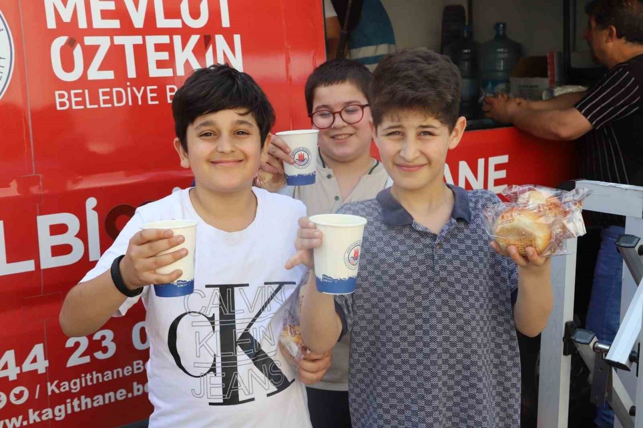 Kağıthane’de semt pazarlarına sıcak ikramlar bulunuyor