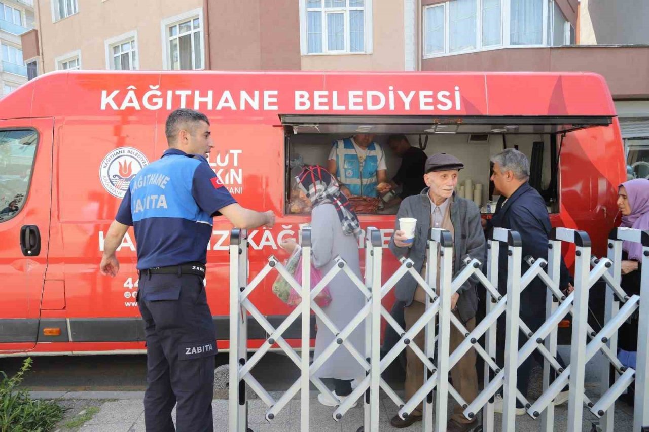 Kağıthane’de semt pazarlarına sıcak ikramlar bulunuyor
