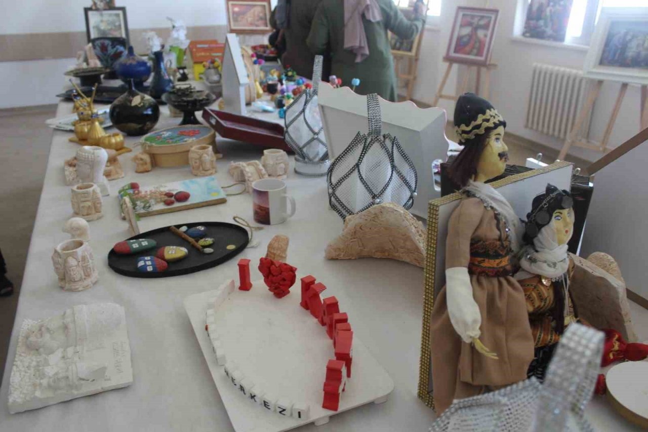 Kahta’da yıl sonu sergisine yoğun ilgi