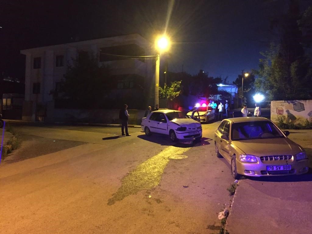 İki otomobilin çarpıştığı kazada sürücü alkollü çıktı