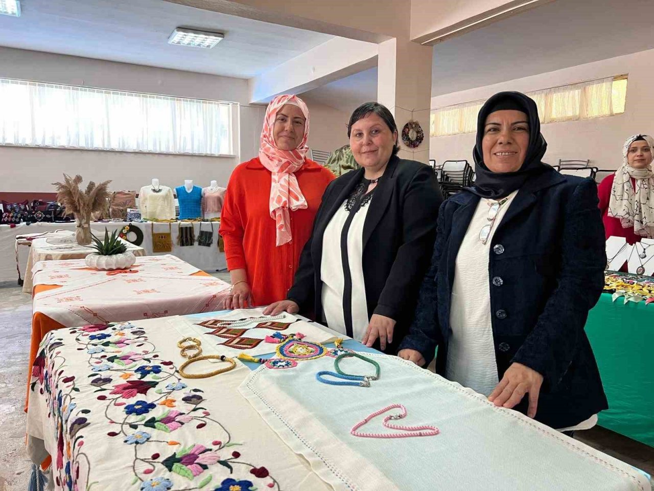 Kursiyerlerin el sanatları ürünleri beğeniye sunuldu