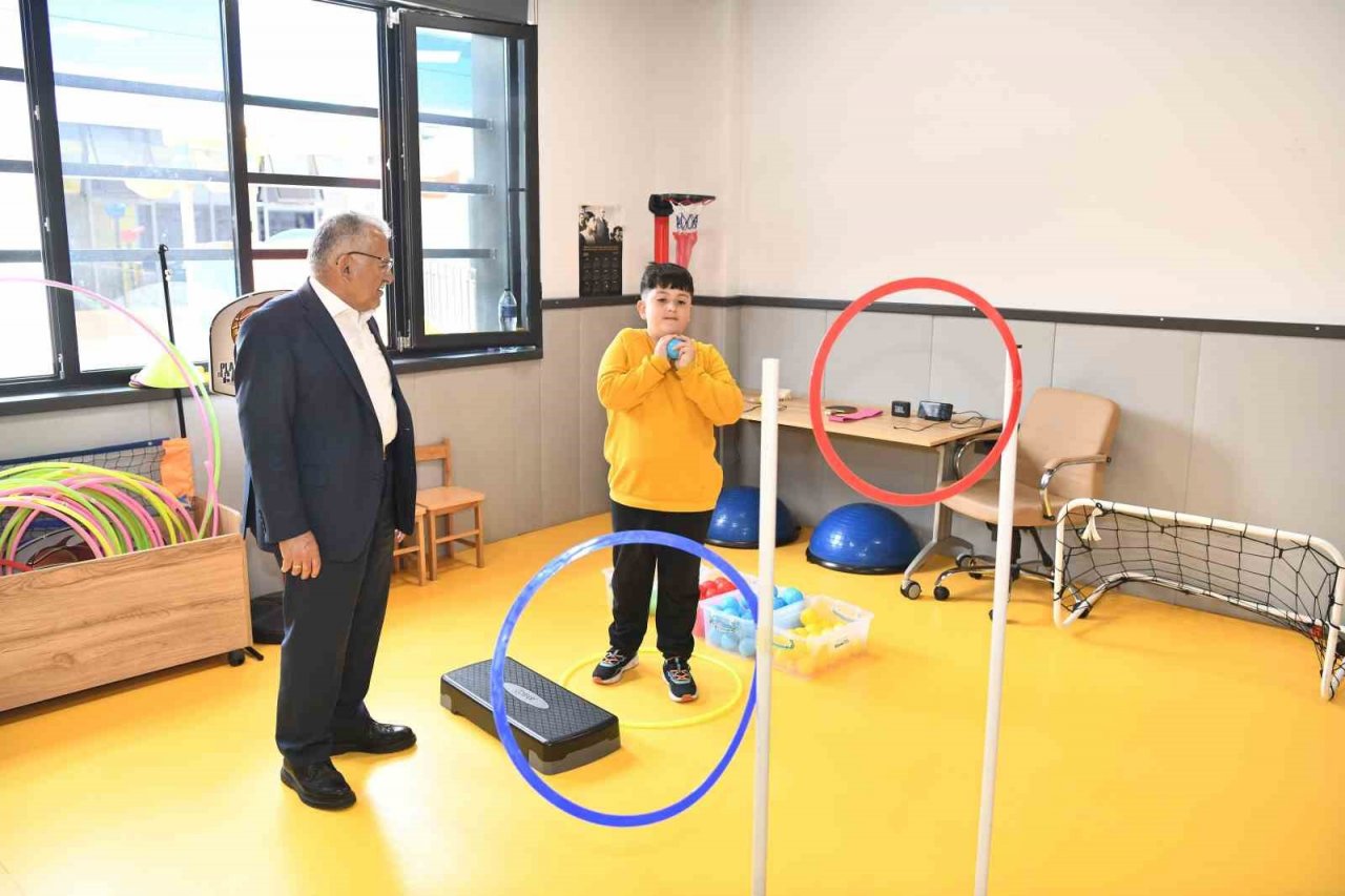 Başkan Büyükkılıç, Engelsiz Yaşam Merkezi’nin özel çocuklarıyla kucaklaştı