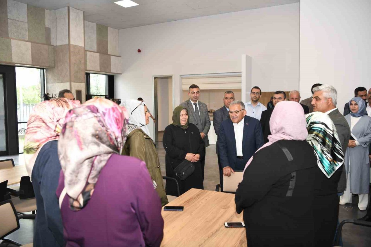 Başkan Büyükkılıç, Engelsiz Yaşam Merkezi’nin özel çocuklarıyla kucaklaştı