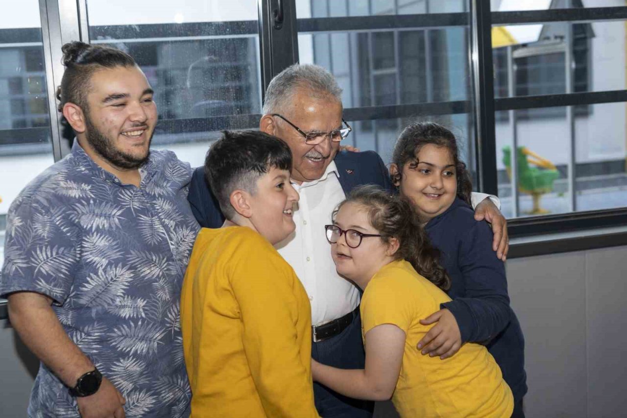 Başkan Büyükkılıç, Engelsiz Yaşam Merkezi’nin özel çocuklarıyla kucaklaştı