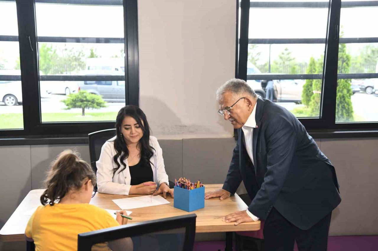 Başkan Büyükkılıç, Engelsiz Yaşam Merkezi’nin özel çocuklarıyla kucaklaştı