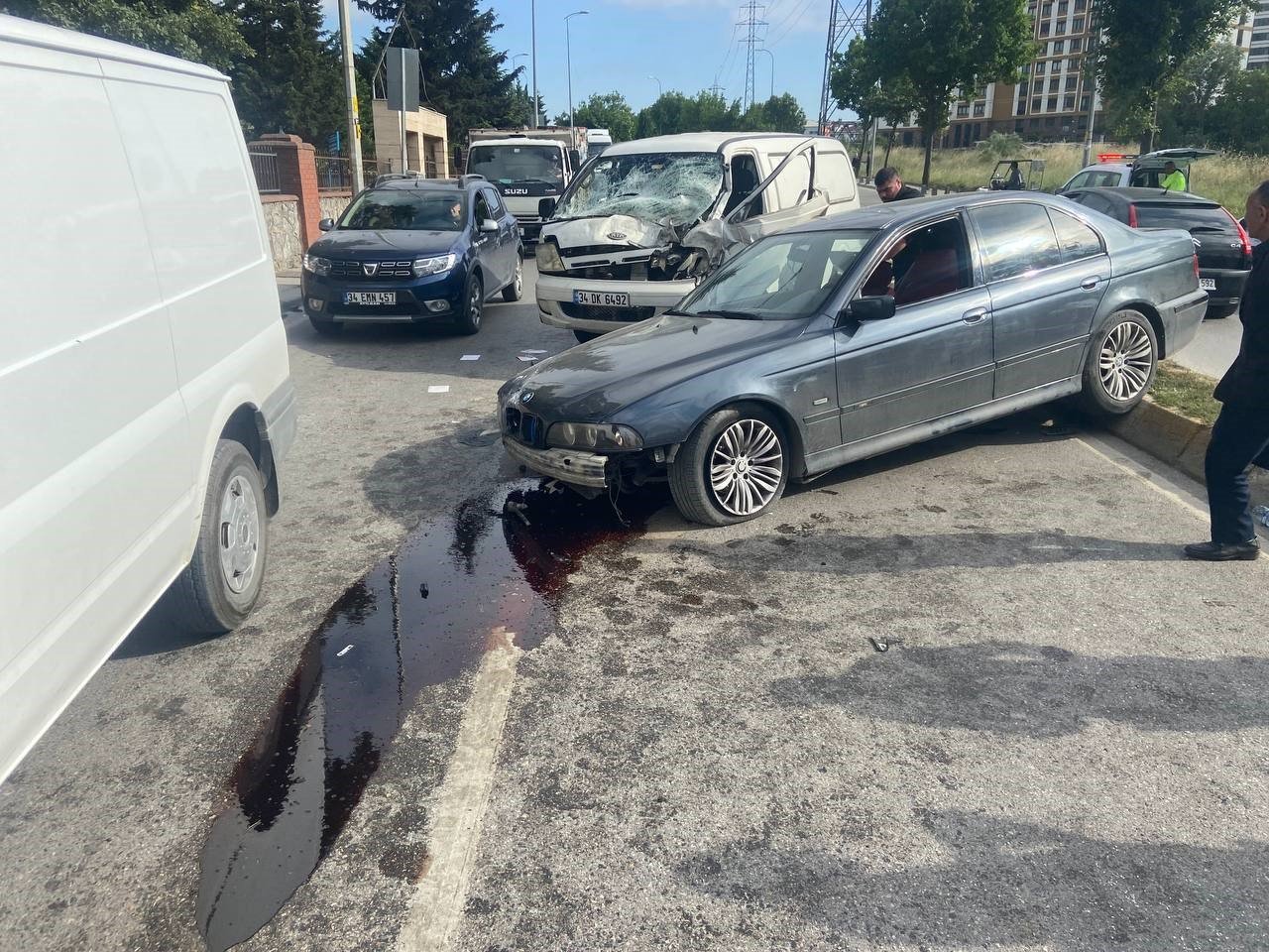 Sancaktepe’de otomobil ile minibüs kafa kafaya çarpıştı: 4 yaralı