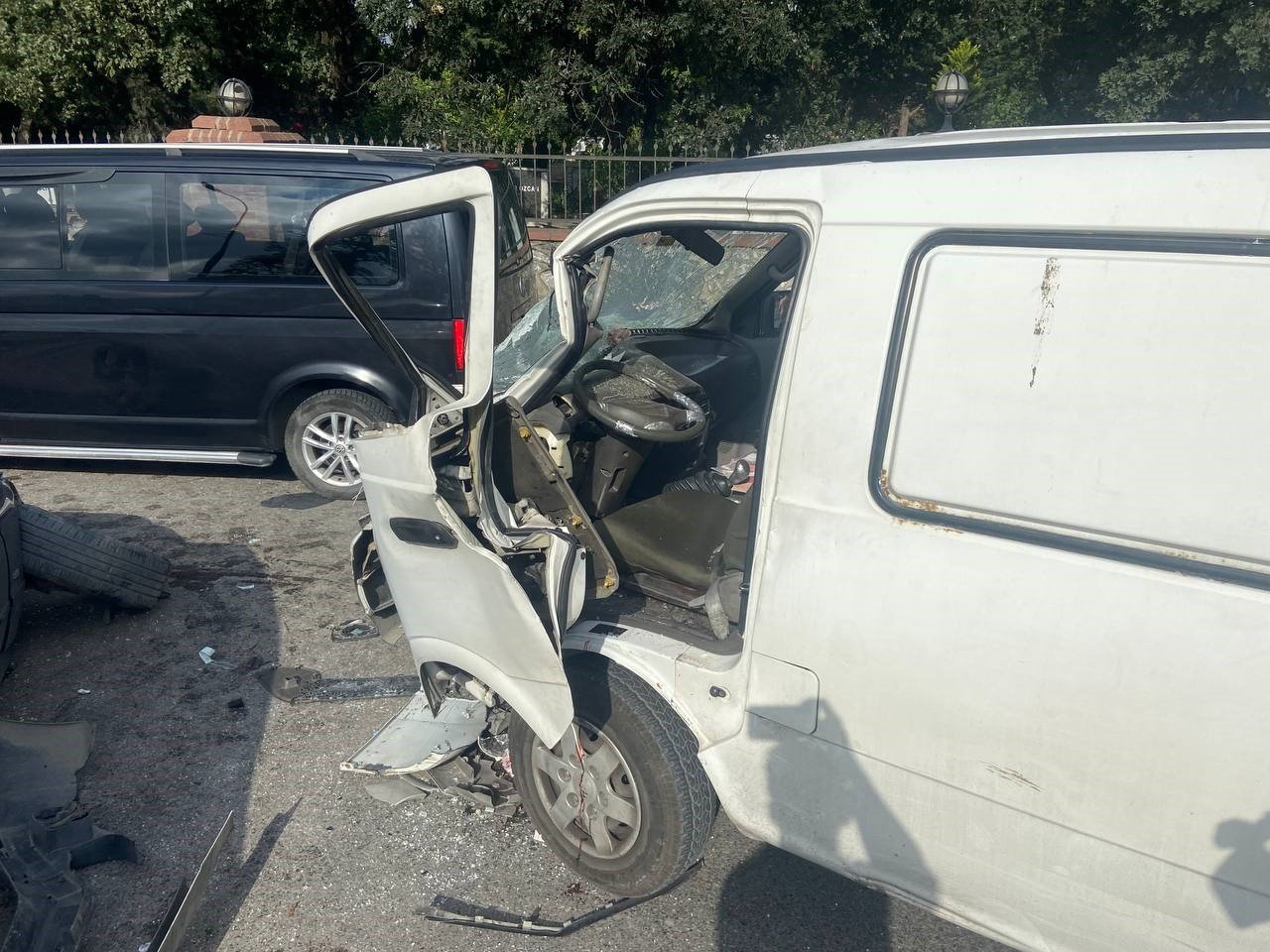 Sancaktepe’de otomobil ile minibüs kafa kafaya çarpıştı: 4 yaralı