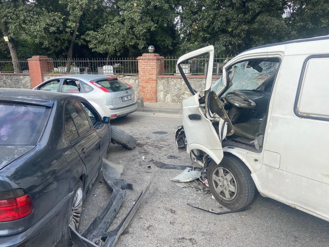 Sancaktepe’de otomobil ile minibüs kafa kafaya çarpıştı: 4 yaralı