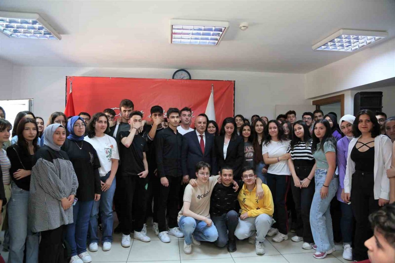 Başkan Altınok YKS öğrencileriyle pasta kesti