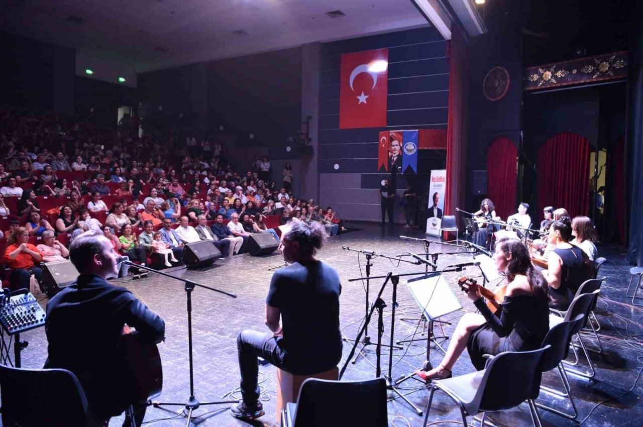 Kursiyerlerin yıl sonu gösterisine yoğun ilgi