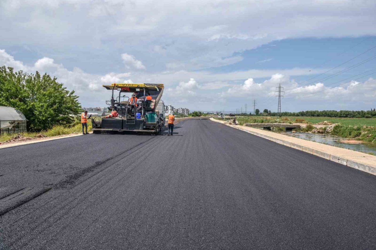 Göksu’ya 8 bin 500 ton asfalt hizmeti